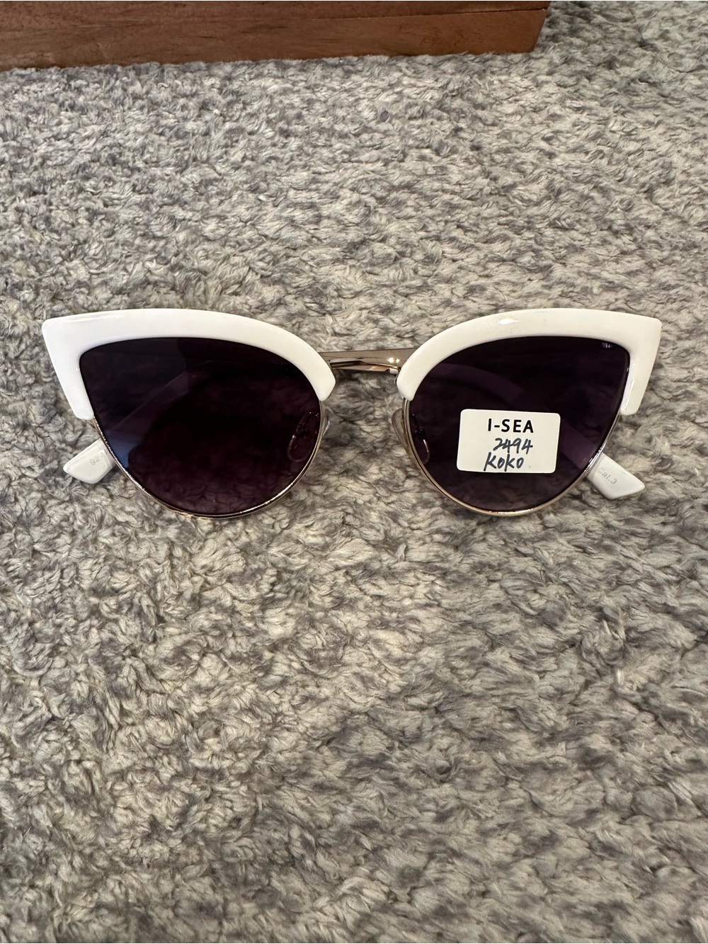 White Cat Eye Sunglasses Gold Metal Frame UV400 Brand New with Tags